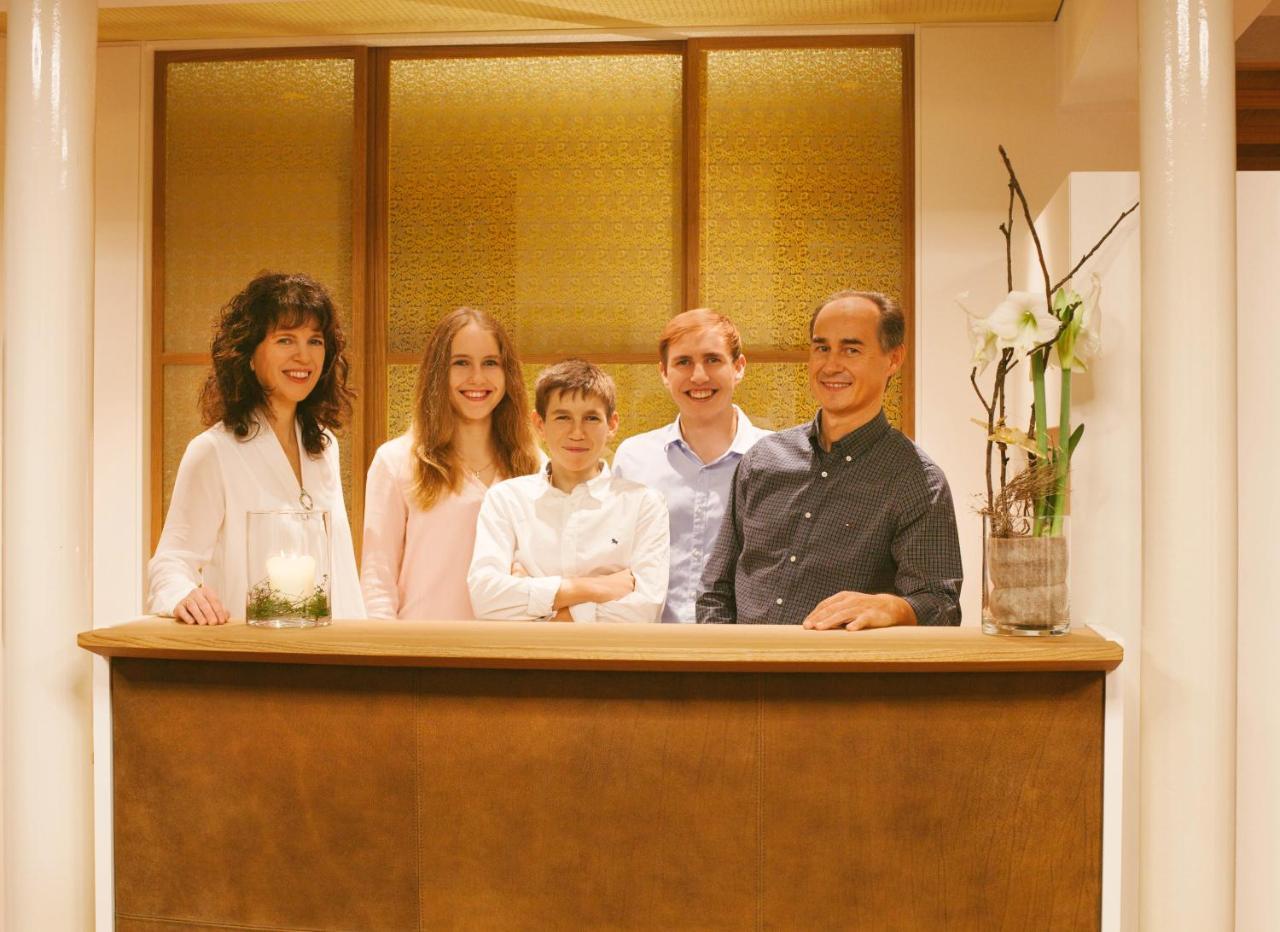 Hotel Gasthof Kreuz Sonntag Buitenkant foto